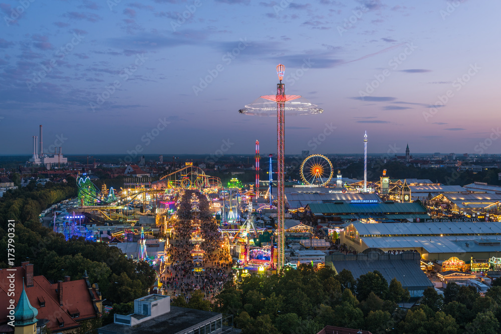 Obraz premium Aerial view of Oktoberfest from St. Paul Cathedral during sunset