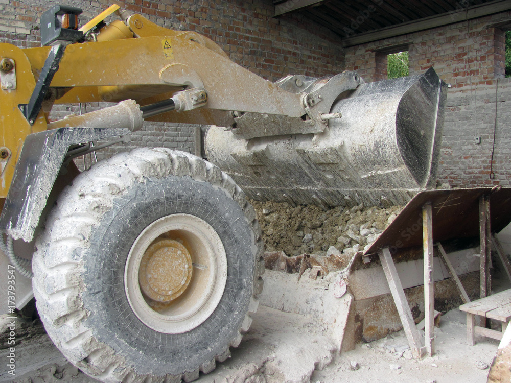 Wheel loader, stone unloading work