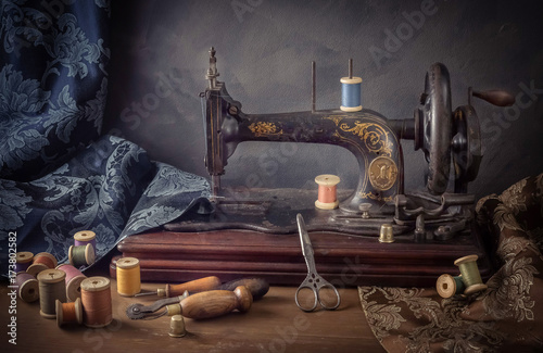 Obraz na płótnie Still life with a sewing machine, scissors, threads w salonie