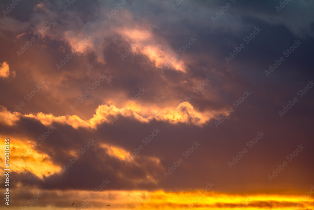 Obraz premium Fiery orange sunset sky