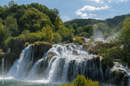 Ansicht aus dem Nationalpark Krka Wasserfall un blauem Himmel