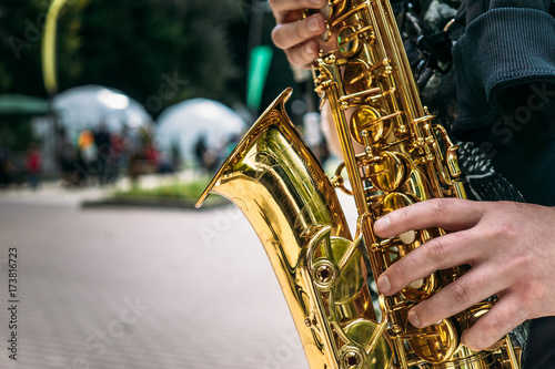 Bild auf Leinwand Hands of saxophone player close-up
