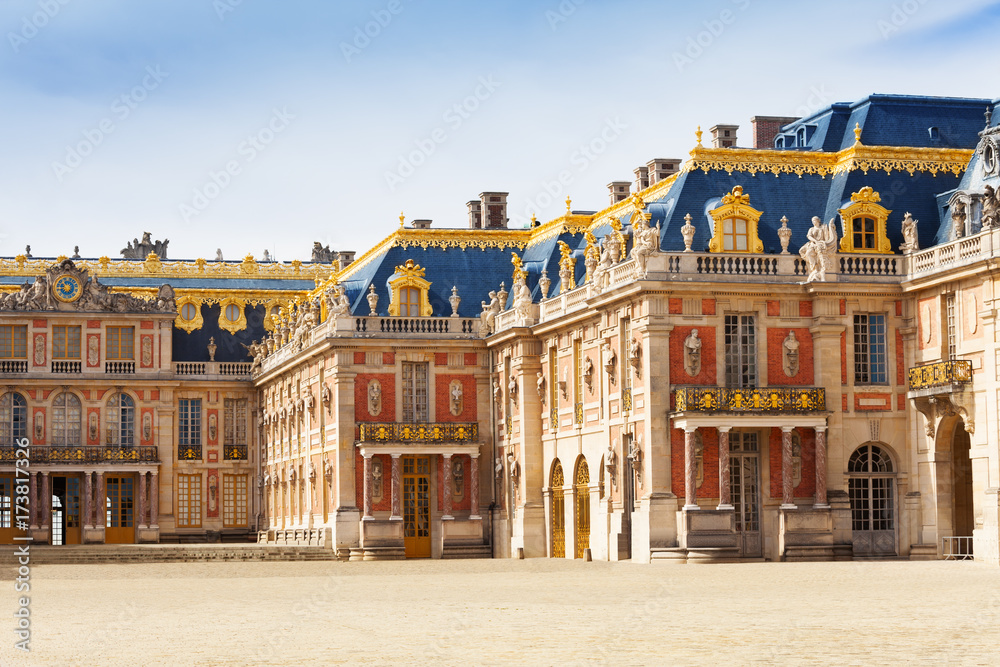 Αυτοκόλλητο Marble courtyard at Palace of Versailles, France