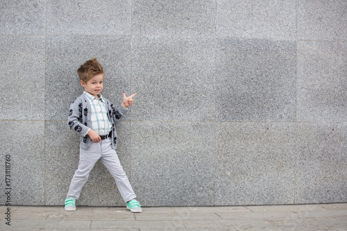Fashion kid posing near gray wall © Kirill Grekov