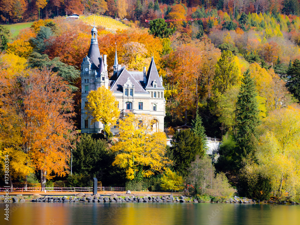 Schloss Hünegg am Thunersee, Herbst im Berner Oberland, Schweiz