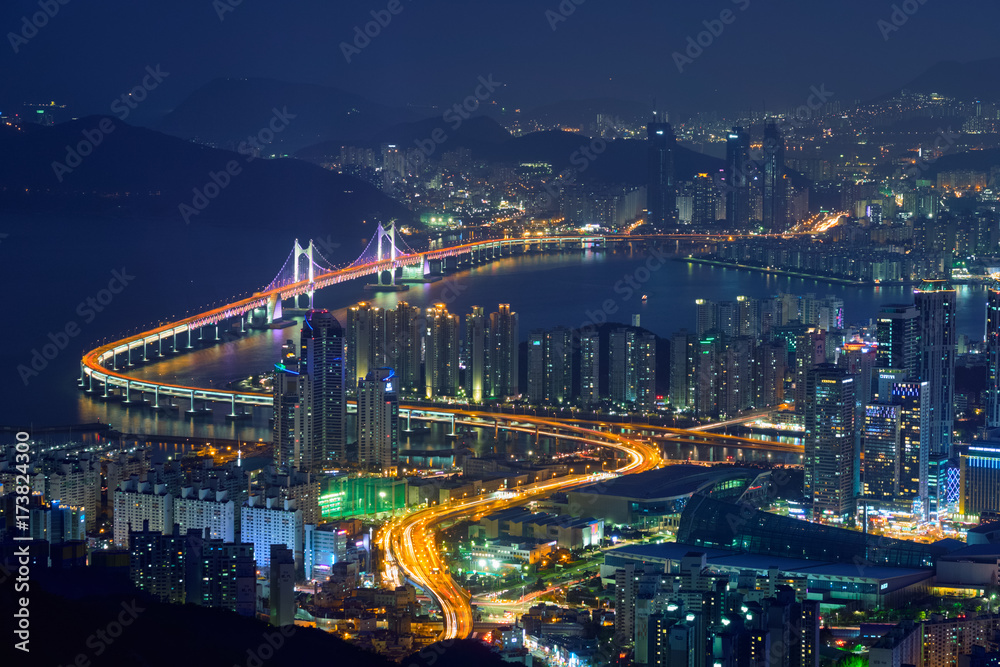 Naklejka premium Busan cityscape Gwangan Bridge at night