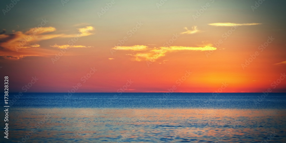 Obraz premium Sunset at the ocean