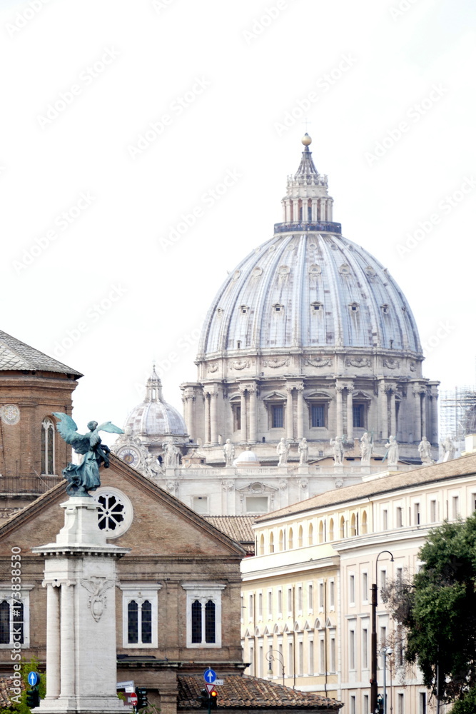 Sankt Peters Dom, im Vordergrund der Tiber Sankt Peters Dom, im Vordergrund der Tiber