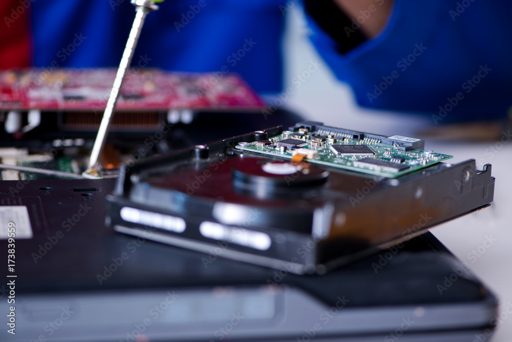 Obraz premium Repairman working in technical support fixing computer laptop tr