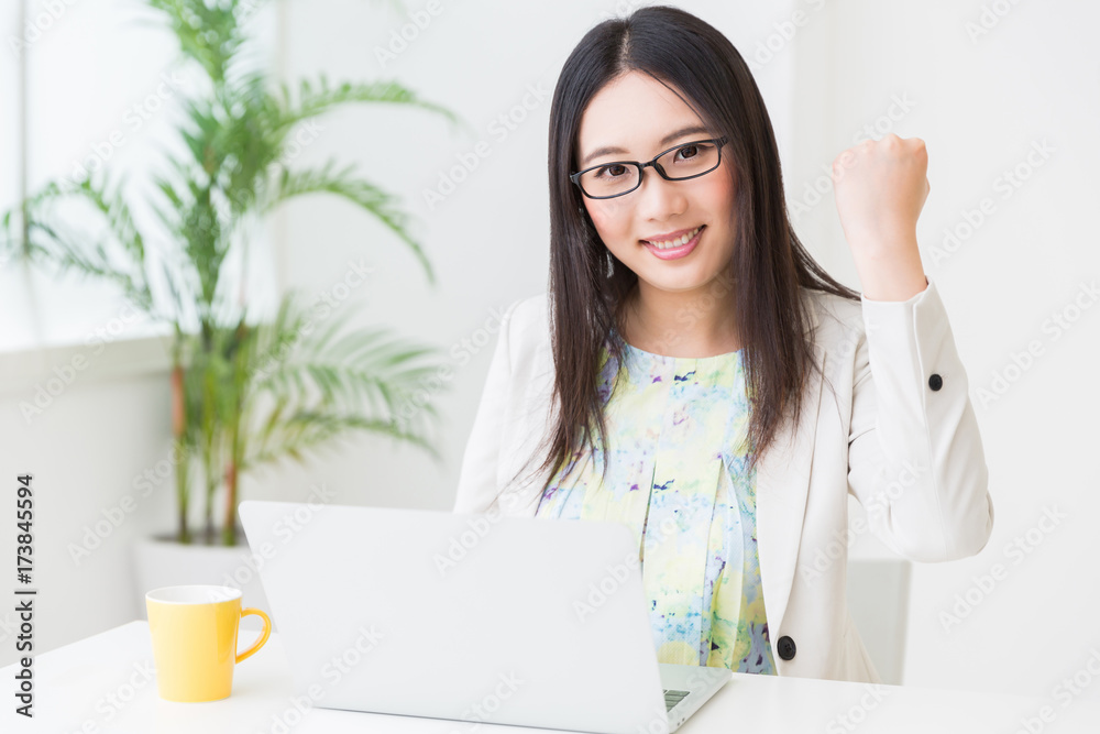 パソコンを見る女性　ビジネス