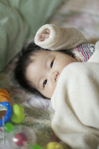 ベッドでご機嫌な赤ちゃん photo