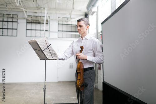Fotografia Violinist arranging sheet music