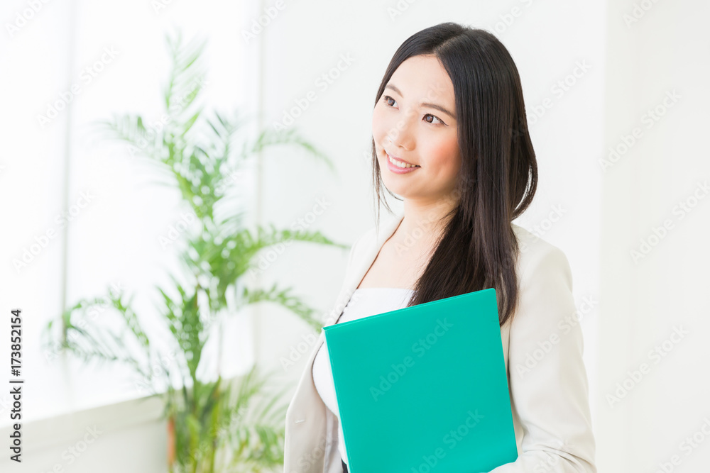 ファイルを持つ女性 ビジネス ファイルを持つ女性 ビジネス