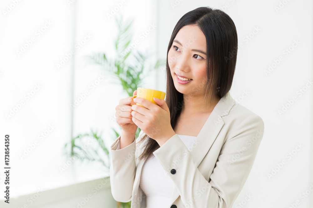 女性 飲み物 ビジネス 女性 飲み物 ビジネス