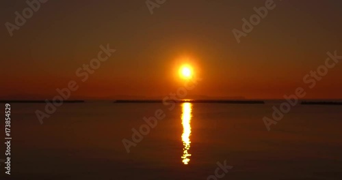 Wallpaper Mural 日本の夜明けを島から撮影③ Torontodigital.ca