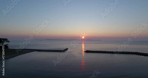 Wallpaper Mural 日本の夜明けを島からドローンで空撮⑩ Torontodigital.ca