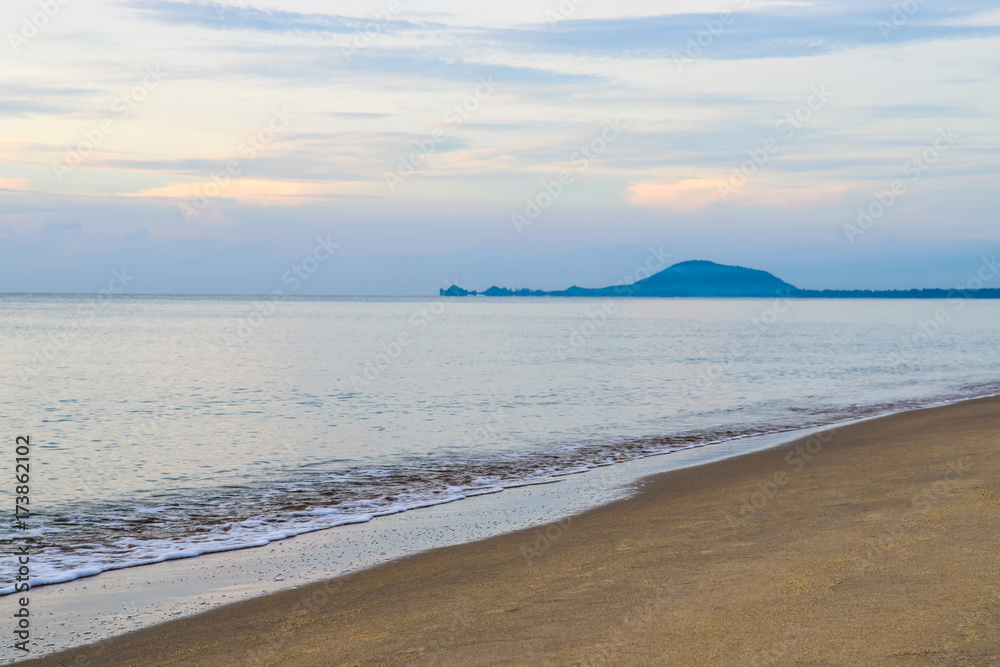 Obraz premium Beautiful sunrise on tropical beach