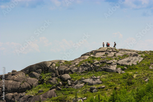 group of hikers going on top of parc des grands-jardins