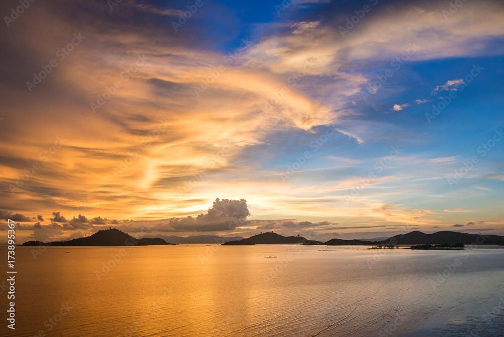 Fototapeta premium Landscape of Sunset sea beach in,Myanmar.