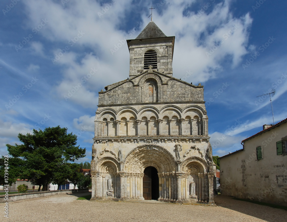 Église de Chadenac, façade romane, Nouvelle-Aquitaine, Charente-Maritime, France