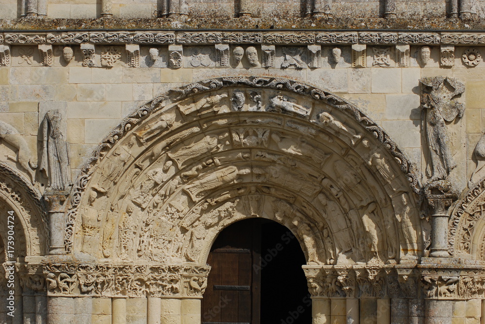 Portail roman de l'église de Chadenac, Nouvelle-Aquitaine, Charente-Maritime, France
