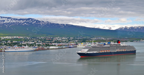 Kreuzfahrtschiffe Cunard Queen Victoria und MS Delphin Passat Kreuzfahrten im Hafen von Akureyri, Island photo