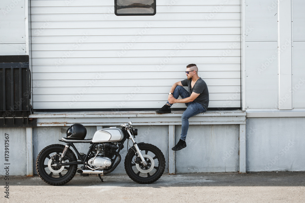 Rider guy with classic style cafe racer motorcycle Stock-foto | Adobe Stock