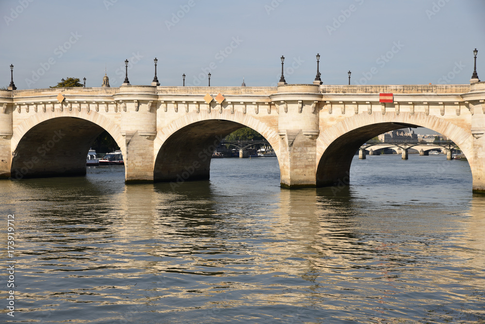 Arches du pont Neuf sur la Seine à Paris, France
