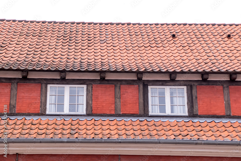 Detailaufnahme von einem Dach mit Dachwerk Gauben und Fenster