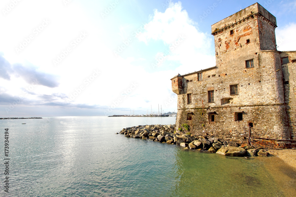 Hafenbefestigung bei der Italienische Hafenstadt Rapallo an der Ligurischen Küste.