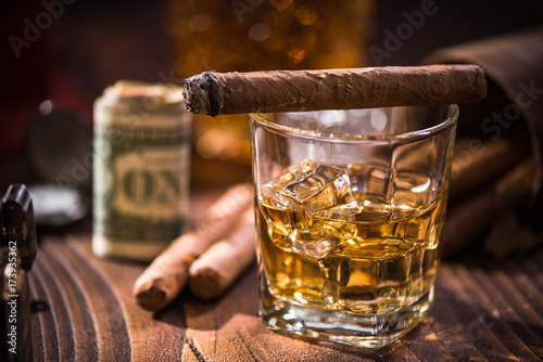 Canvas Print Glas with Whiskey over ice cubes and cuban cigar