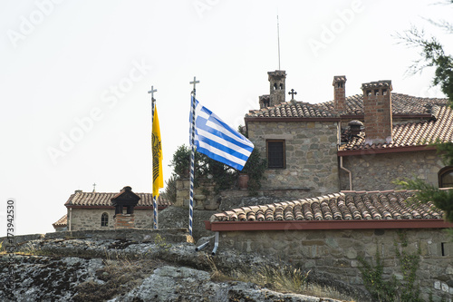 Griechische Fahne beim Meteorakloster hl. Stephanos, Kalambaka, Thessalien, Griechenland photo