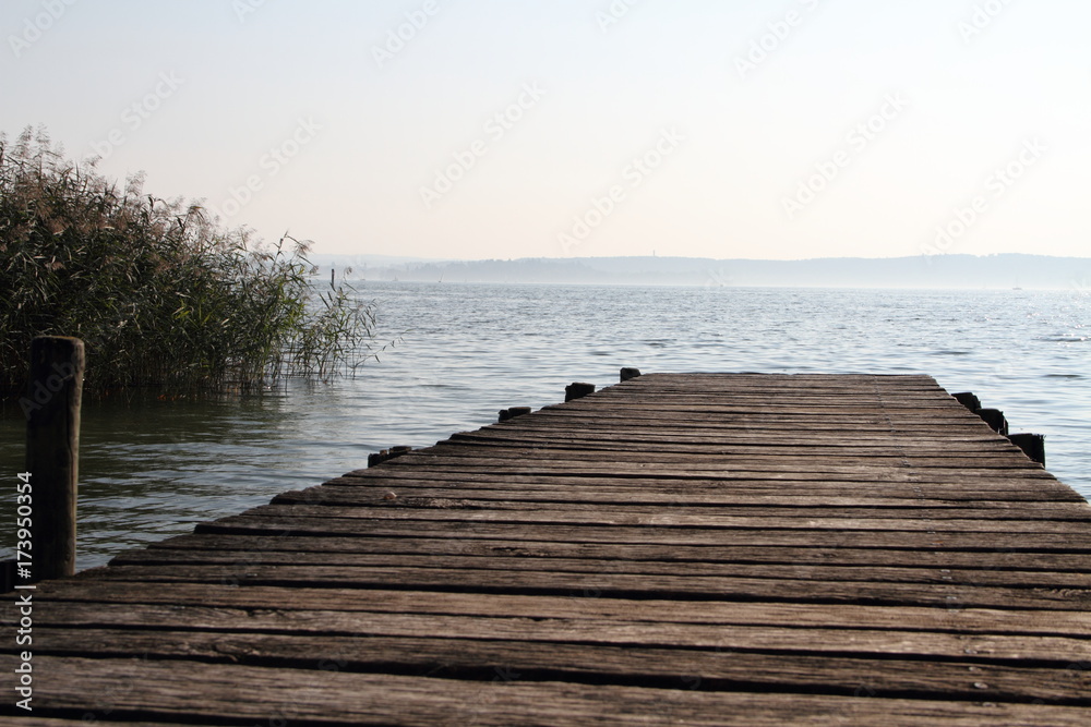 Obraz premium Sonnenuntergang an einer Anlegestelle 