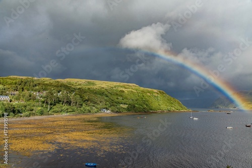 Cuadro en lienzo rainbow in Scotland on the bay of the island of Skye