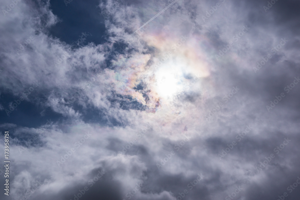 Sonne mit Regenbogenfarben in den Wolken Sonne mit Regenbogenfarben in den Wolken