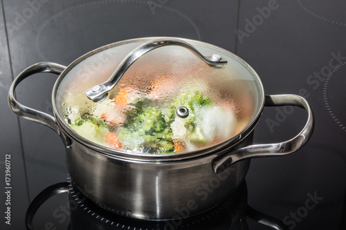 Gemüse kochen in einem Topf  mit Deckel