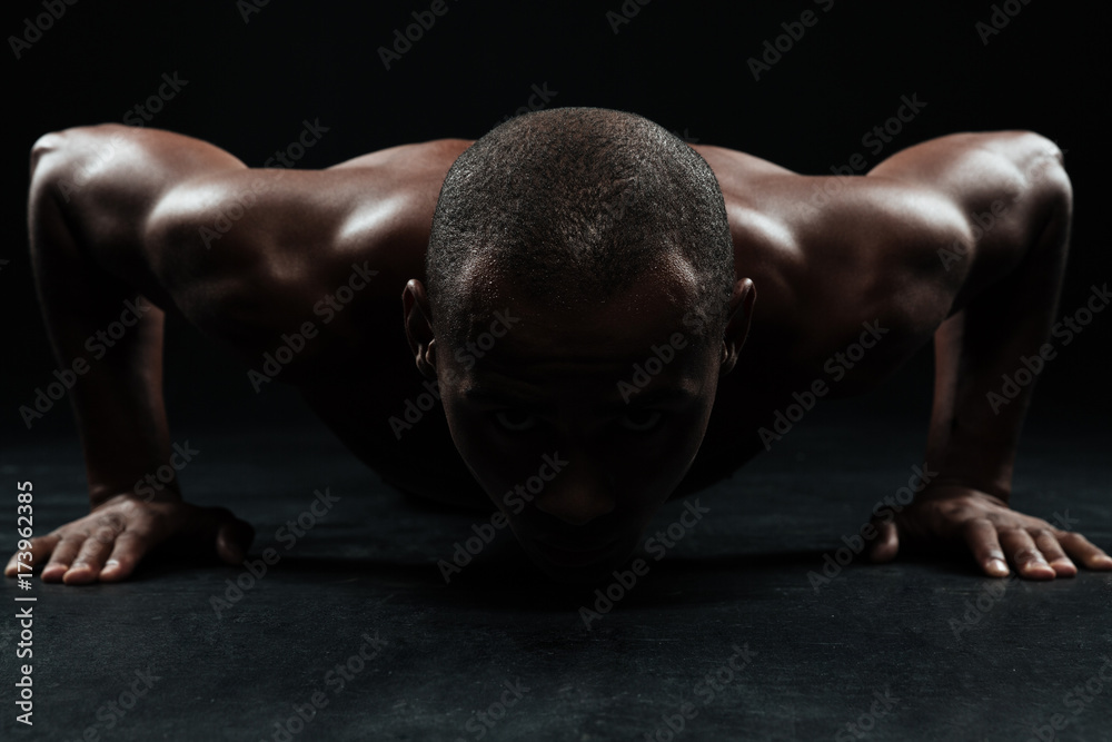 Obraz premium Close-up portrait of afro american sports man, doing pushup exercise