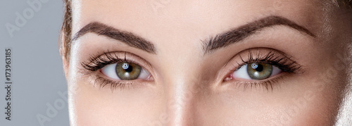 Valokuva Closeup shot of woman eye with day makeup. Long eyelashes