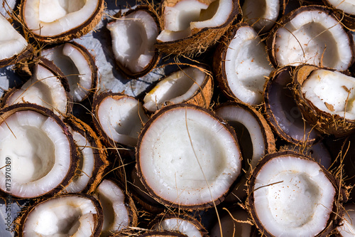 Fényképezés many dry coconut cut into half