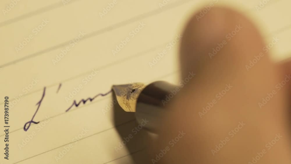 Ecriture au stylo plume sur feuille papier lignée avec lumière en mouvement