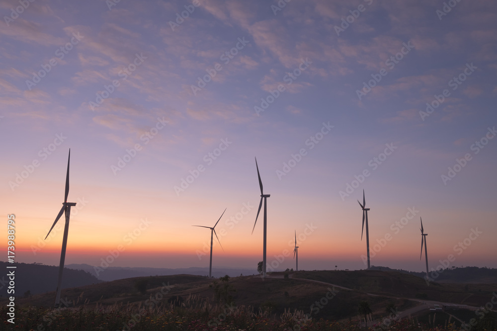 Obraz premium Windmills for electric power production on hill
