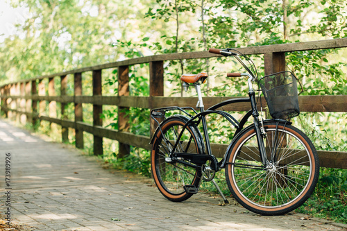 Obraz na płótnie Pretty retro bicycle with busket in park. w salonie