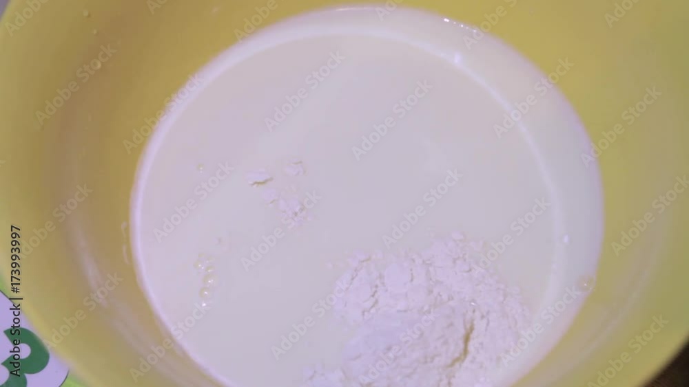 Pour the flour into the milk with a spoon. Pour the flour into the milk with a spoon.