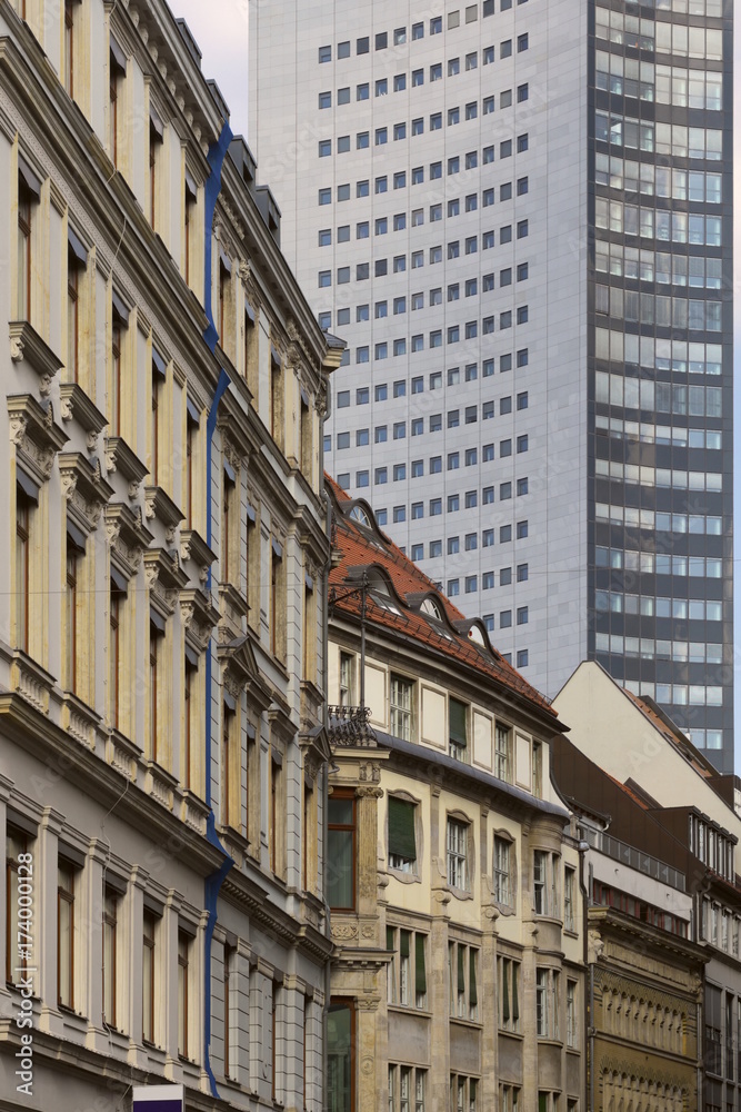 Fototapeta premium Leipzig - Altstadt und Hochhaus, Deutschland
