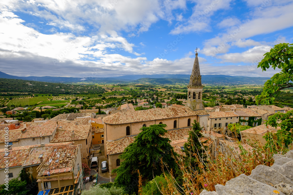Vue depuis le sommet du village de Saint Saturnin les Apt en Provence, France.