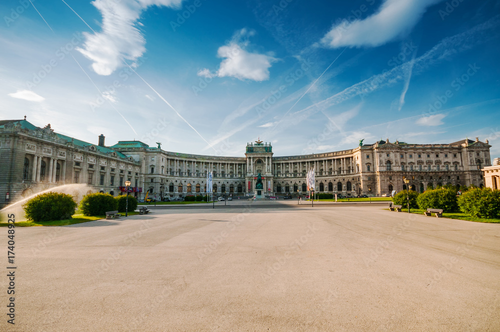 Naklejka premium Słynny Pałac Hofburg na Heldenplatz w Wiedniu, Austria