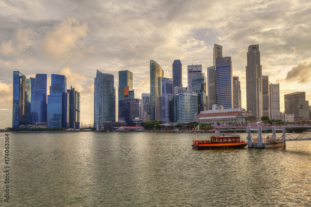 Fototapeta premium Singapore Skyline at Marina Bay During Sunset