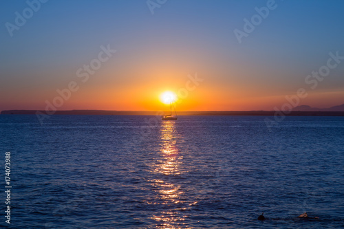 Segelboot vor dem Sonnenuntergang