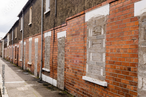 Foto Bricked up and abandoned town houses in a run-down city street