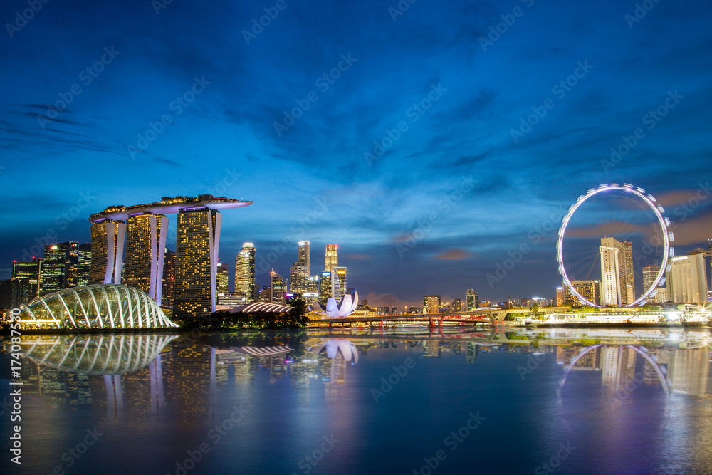 Fototapeta premium Singapore Skyline at Marina Bay During Sunset Blue Hour